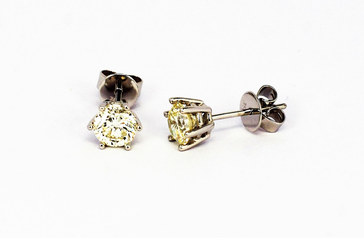 18K WG Diamond Earstud