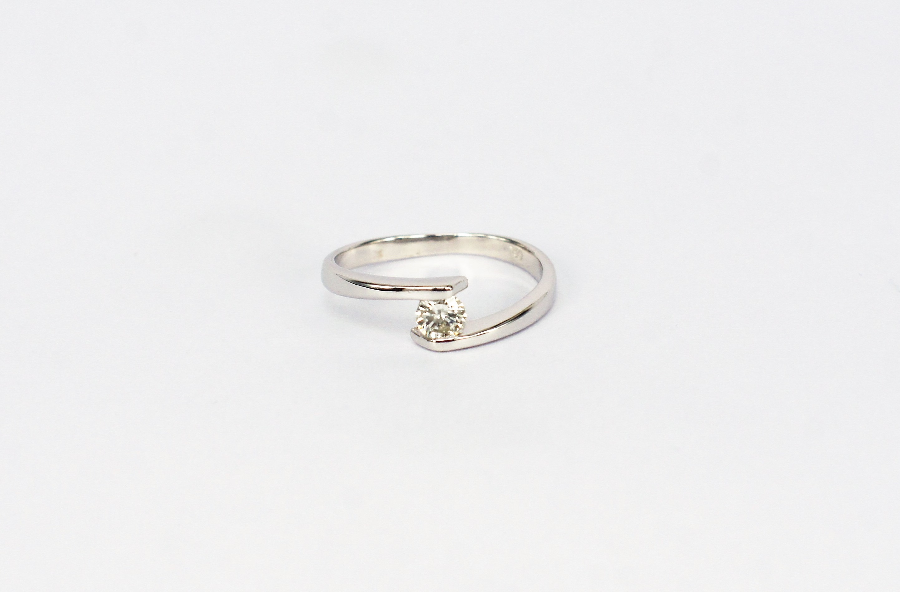 18K WG Diamond Ring