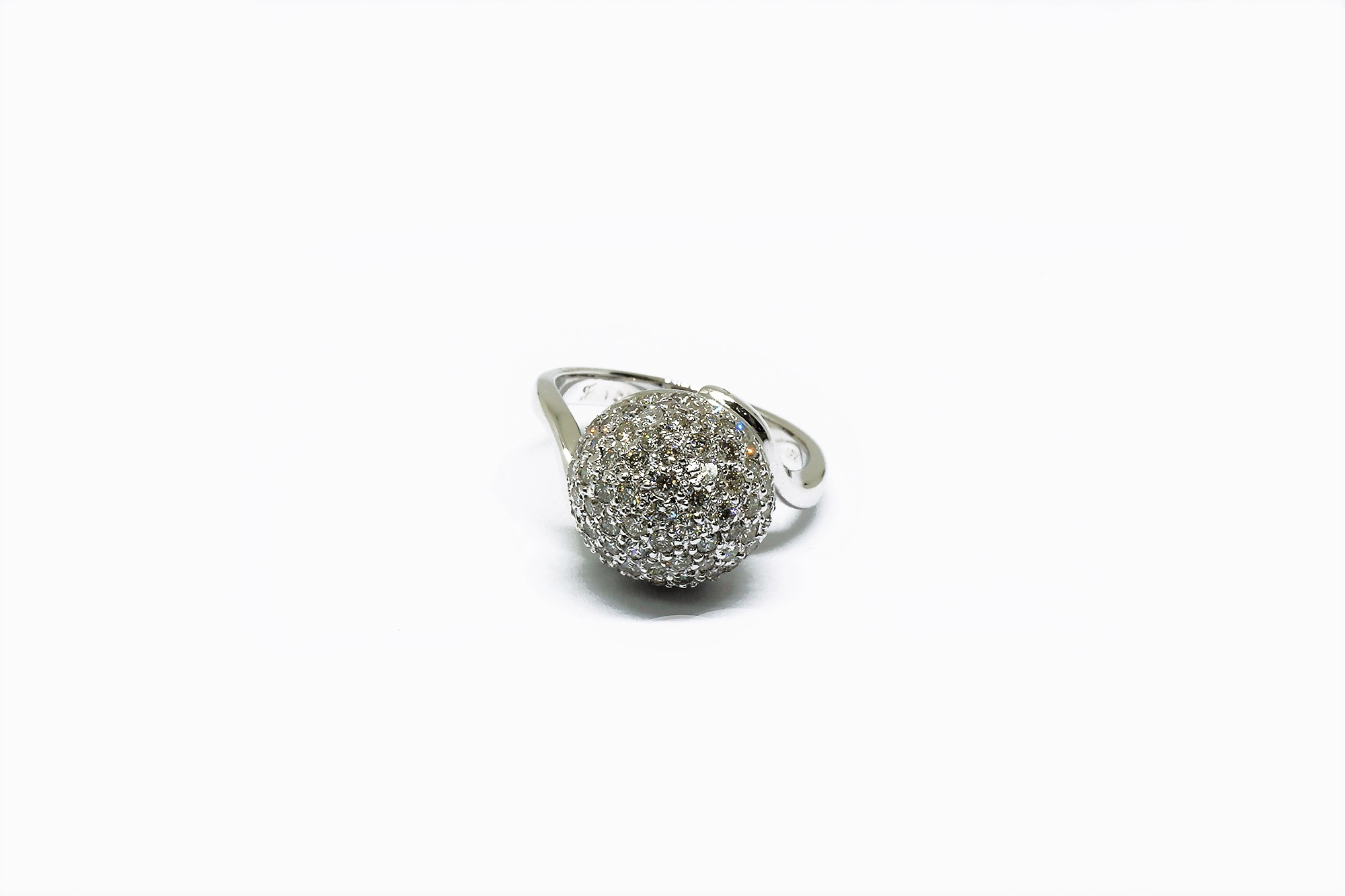 18K WG BALL CUT DIA RING (A)