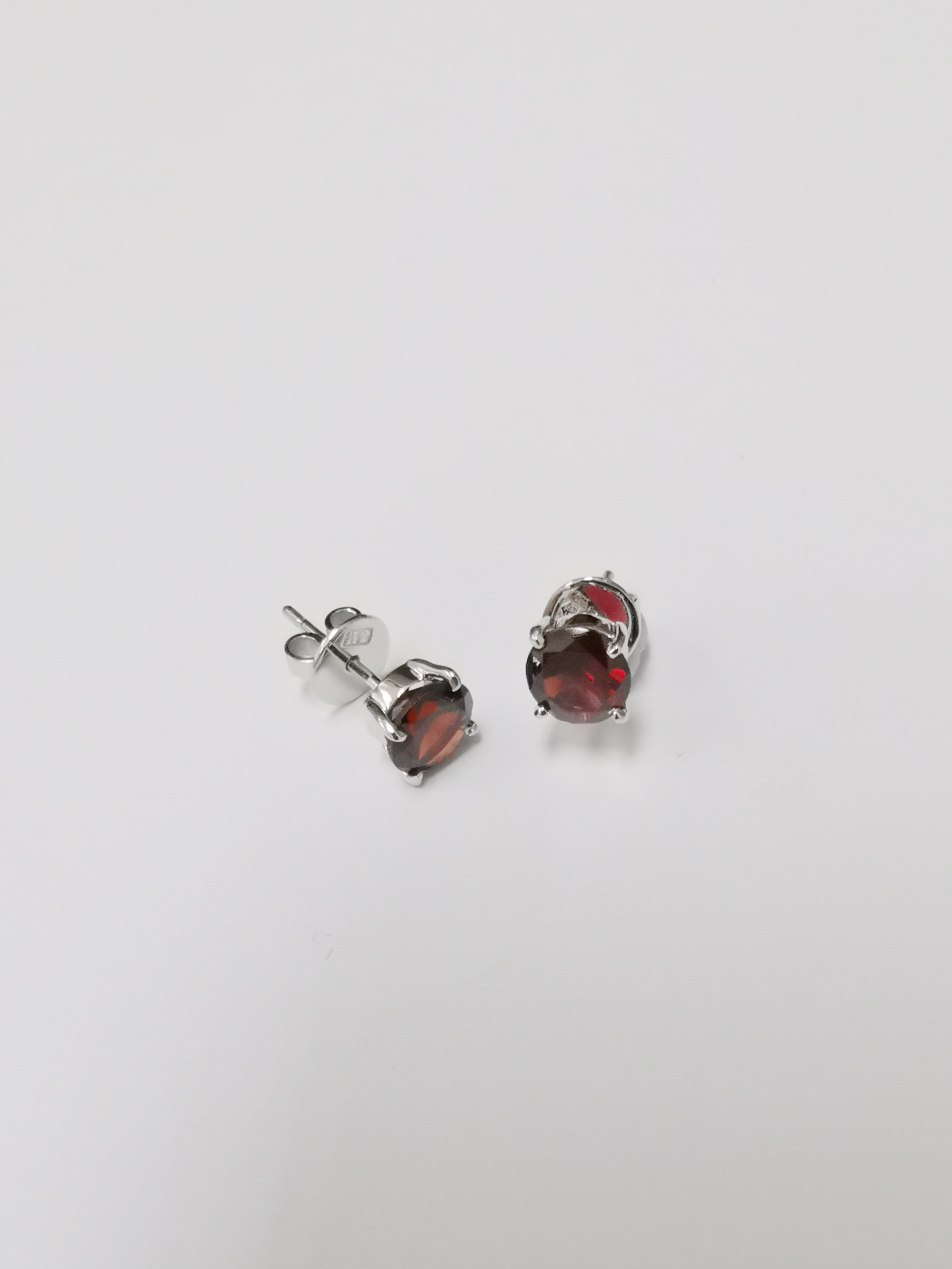 20K WG GEM EARRING