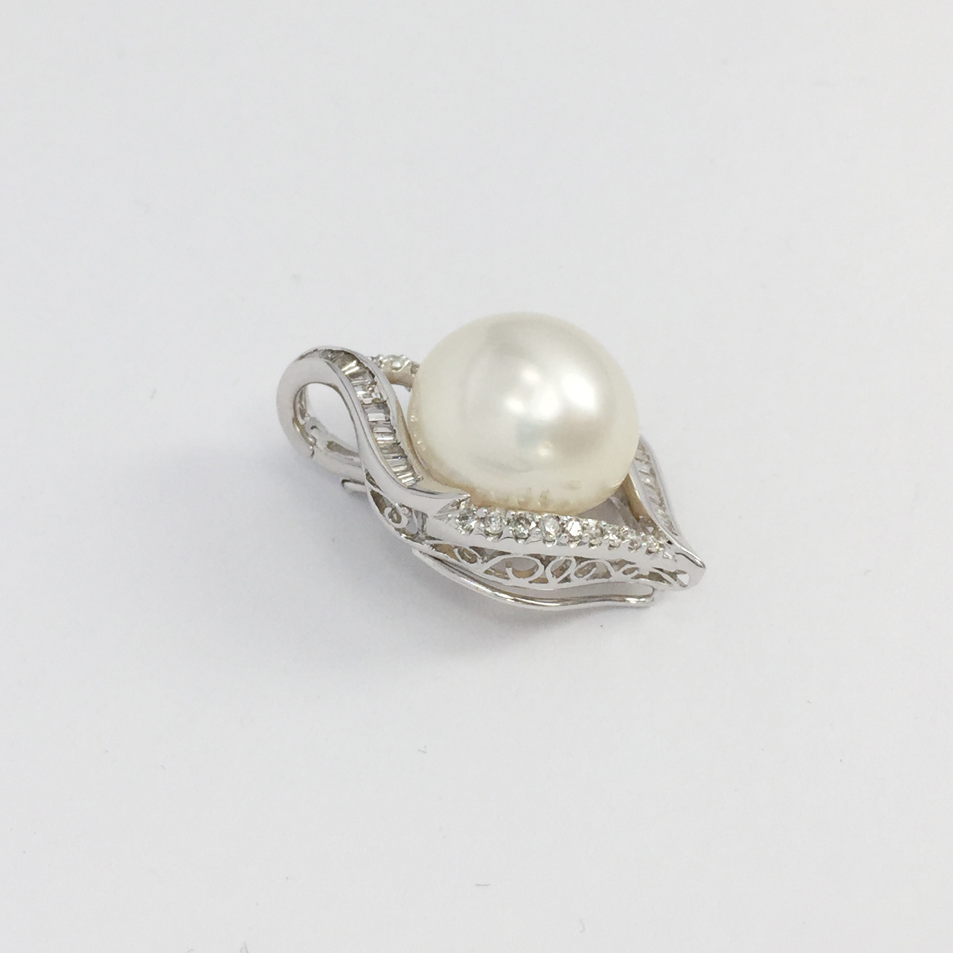 18K WG PEARL,DIA PENDANT
