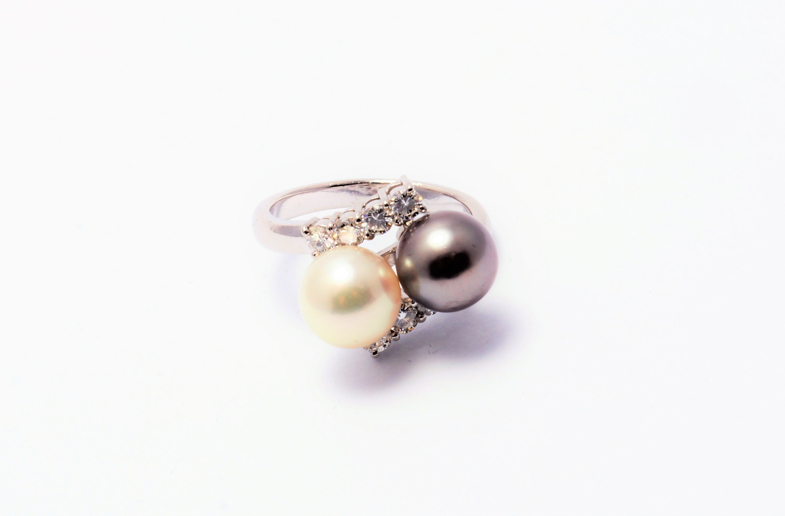 PT900 WG Diamond & Pearl Ring
