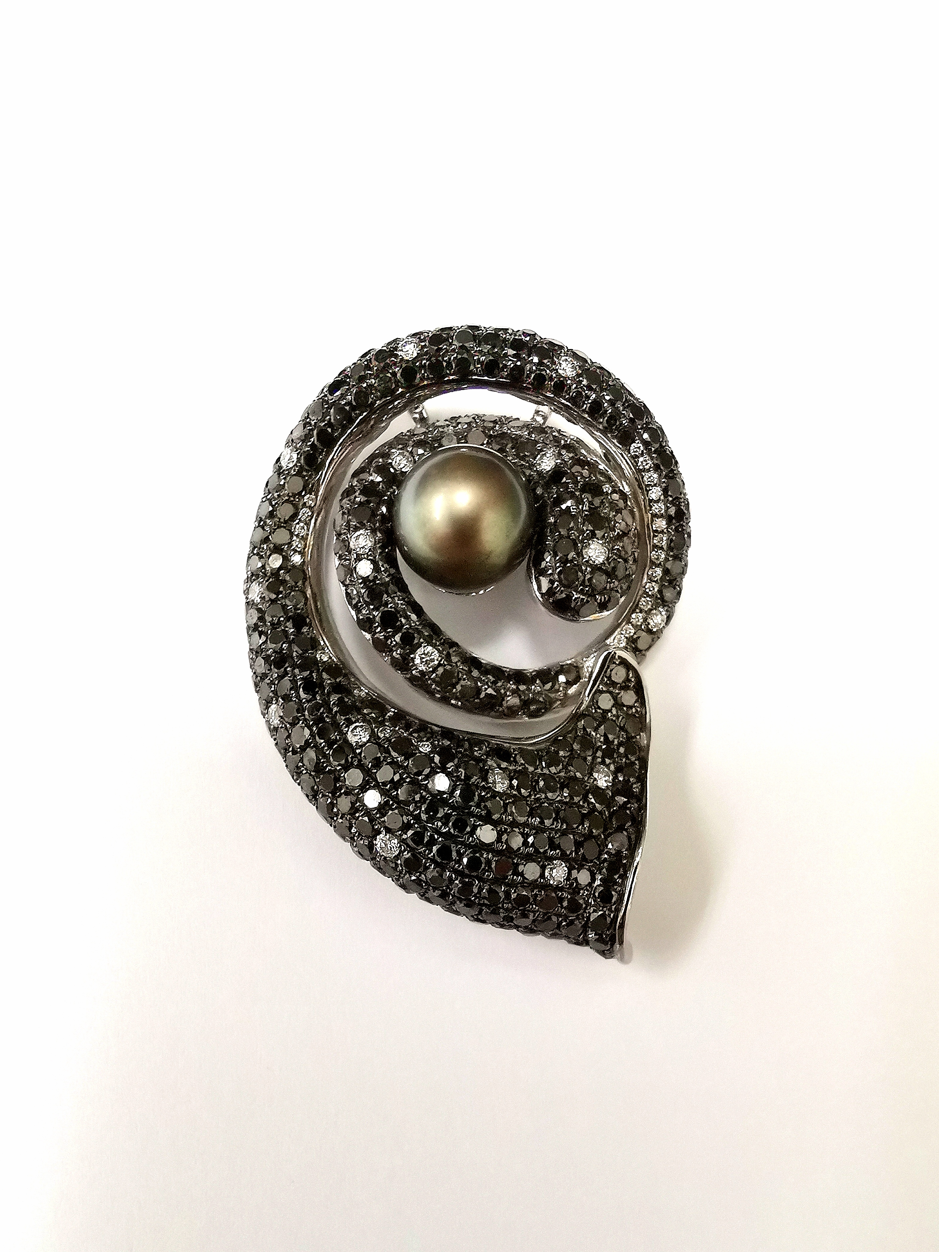 18K WG BLACK PEARL & DIA PENDANT
